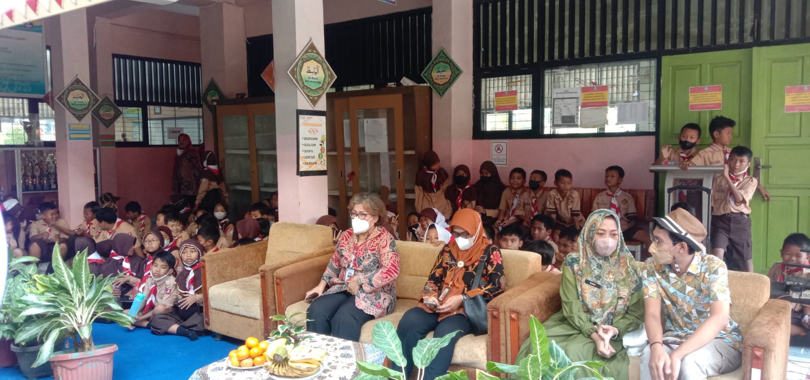 KETUPAT BETAWI : Ketemu Pemustaka Bareng Team Wisata Literasi Di SDN Cempaka Baru 03 Pagi